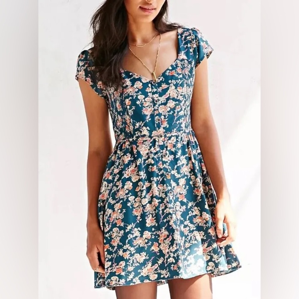 Urban Outfitters - Kimchi Blue floral shift dress